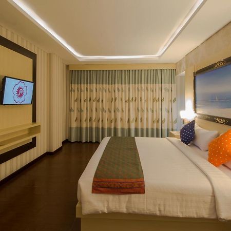 Grand Puri Saron Yogyakarta Hotel Buitenkant foto