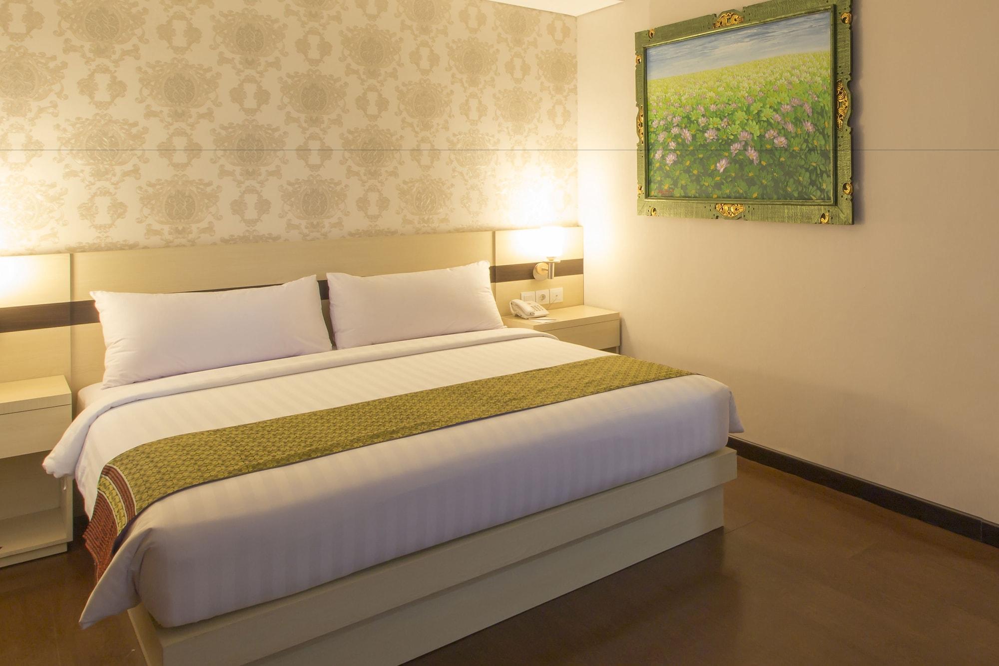 Grand Puri Saron Yogyakarta Hotel Buitenkant foto