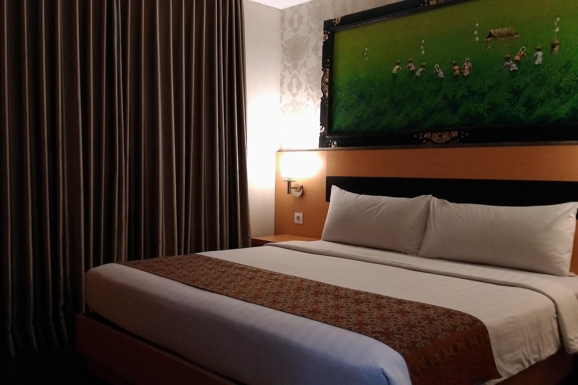 Grand Puri Saron Yogyakarta Hotel Buitenkant foto