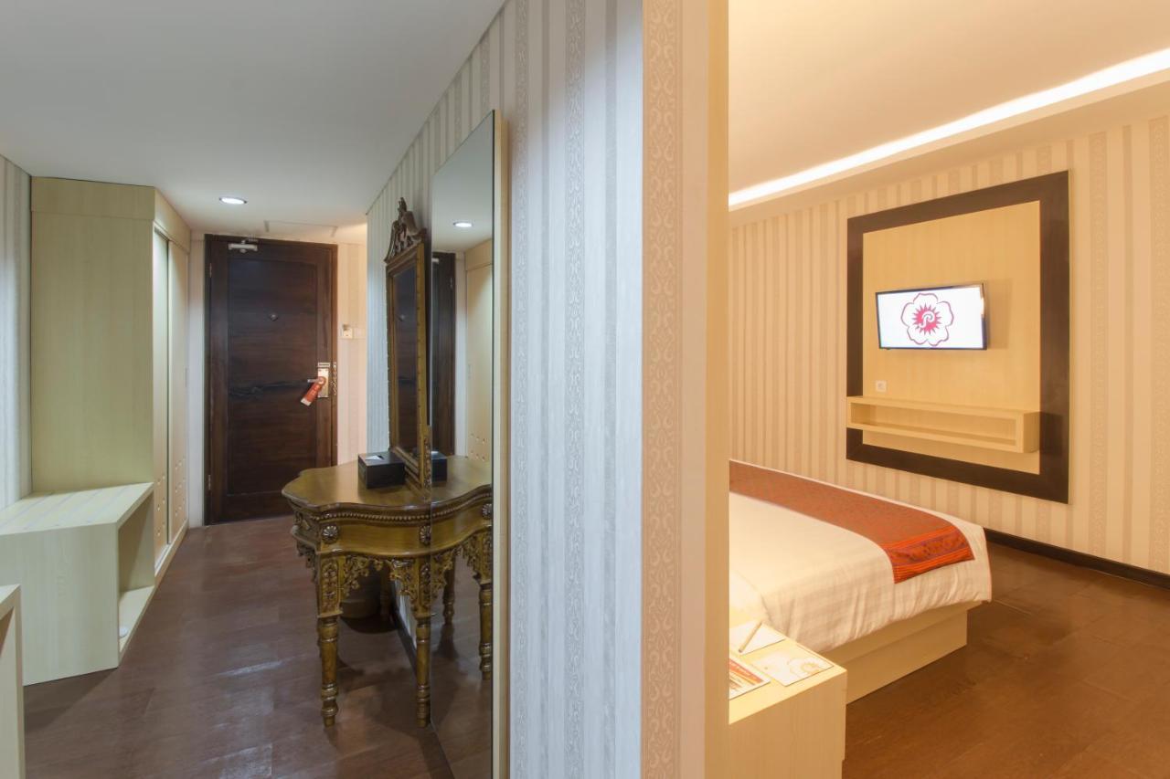 Grand Puri Saron Yogyakarta Hotel Buitenkant foto