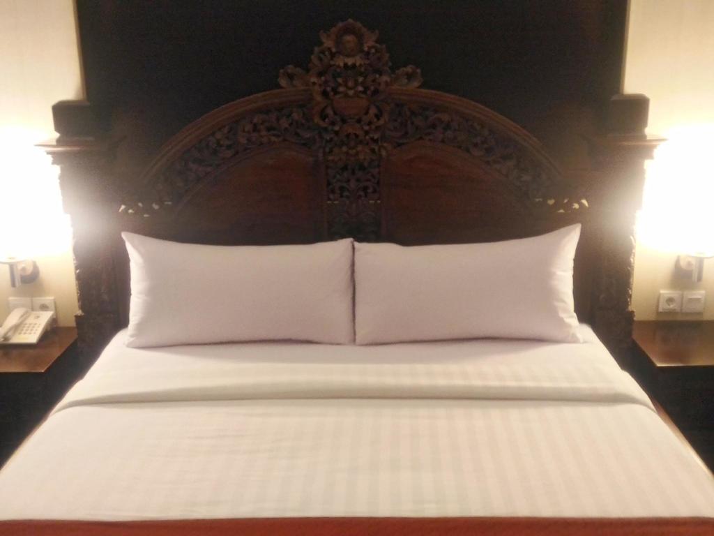 Grand Puri Saron Yogyakarta Hotel Buitenkant foto
