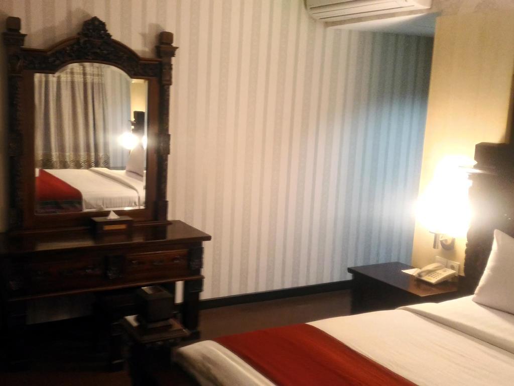 Grand Puri Saron Yogyakarta Hotel Buitenkant foto