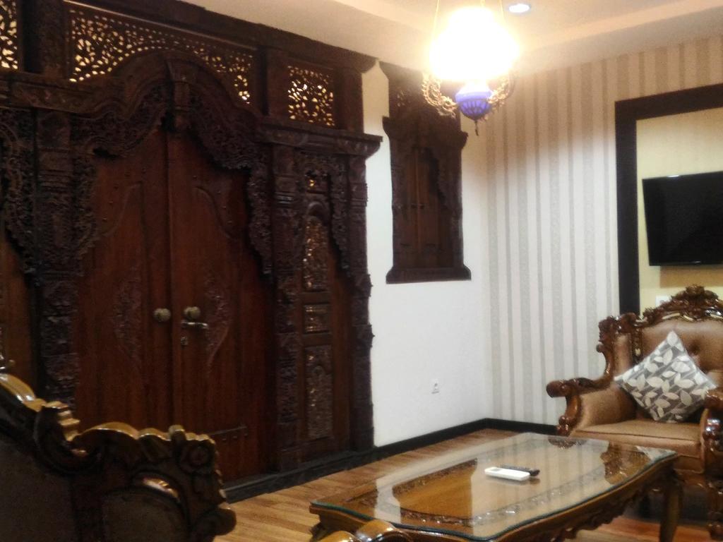 Grand Puri Saron Yogyakarta Hotel Buitenkant foto