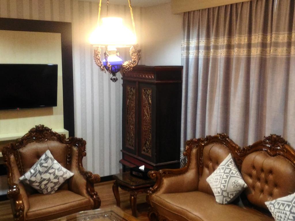 Grand Puri Saron Yogyakarta Hotel Buitenkant foto