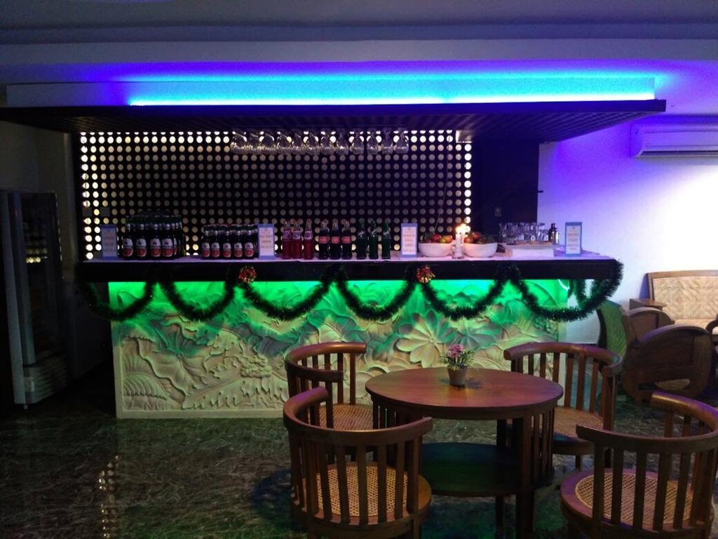 Grand Puri Saron Yogyakarta Hotel Buitenkant foto
