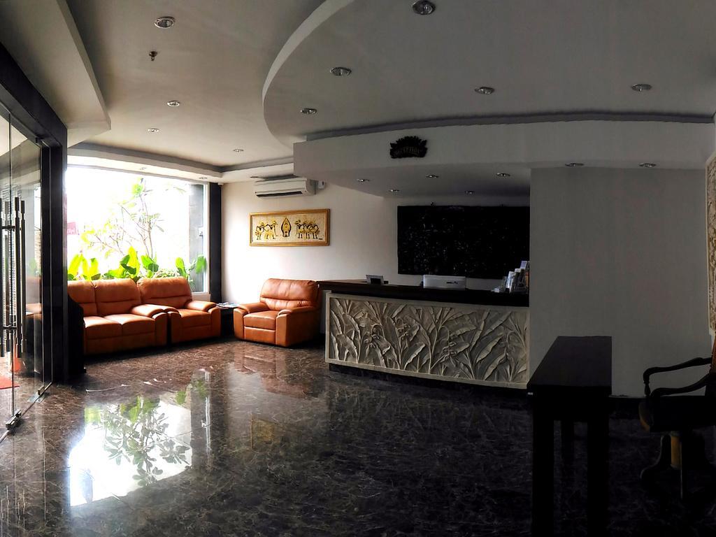 Grand Puri Saron Yogyakarta Hotel Buitenkant foto