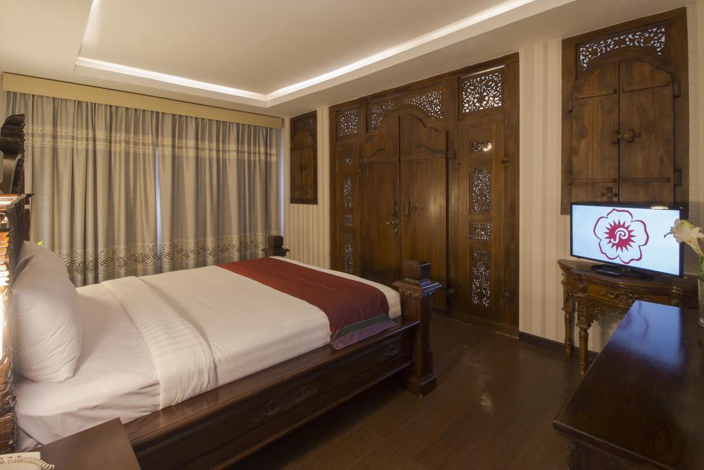Grand Puri Saron Yogyakarta Hotel Buitenkant foto