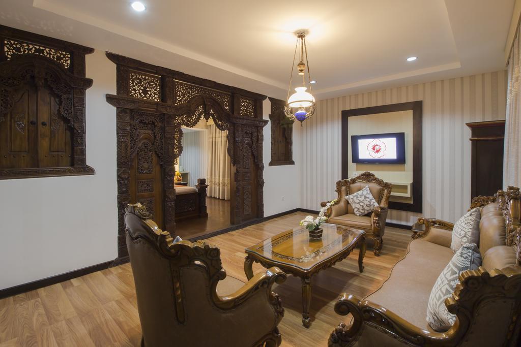 Grand Puri Saron Yogyakarta Hotel Buitenkant foto