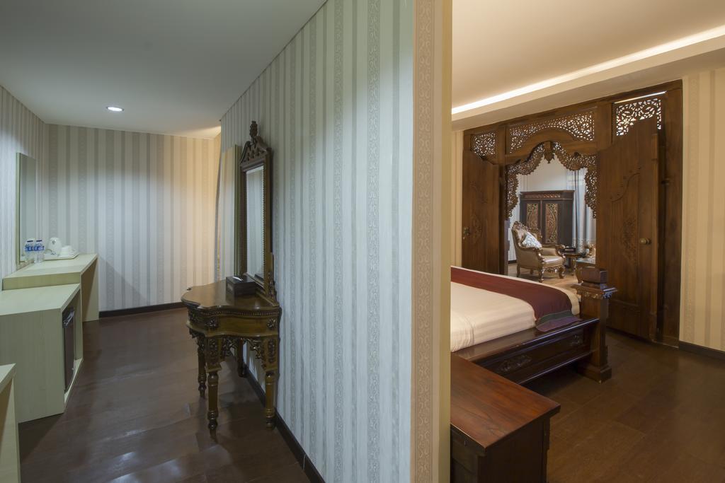 Grand Puri Saron Yogyakarta Hotel Buitenkant foto
