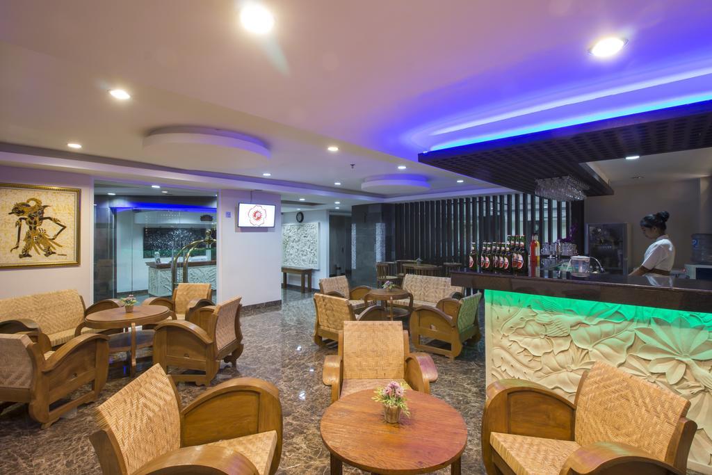 Grand Puri Saron Yogyakarta Hotel Buitenkant foto