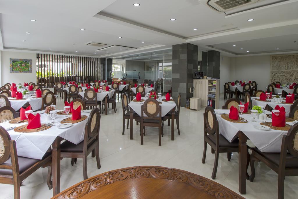 Grand Puri Saron Yogyakarta Hotel Buitenkant foto