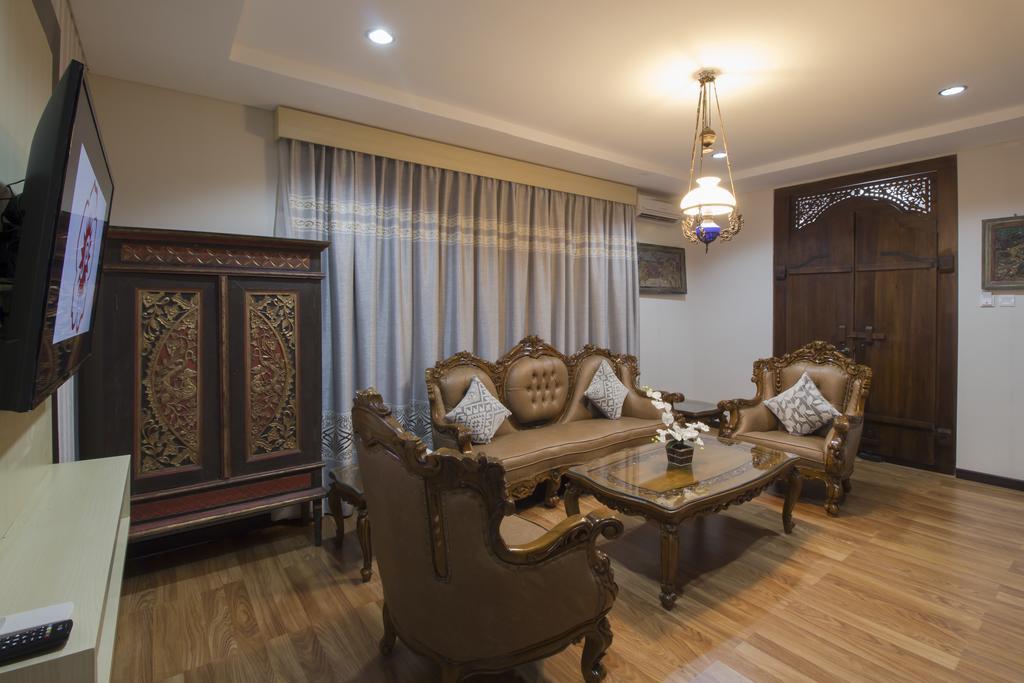 Grand Puri Saron Yogyakarta Hotel Buitenkant foto