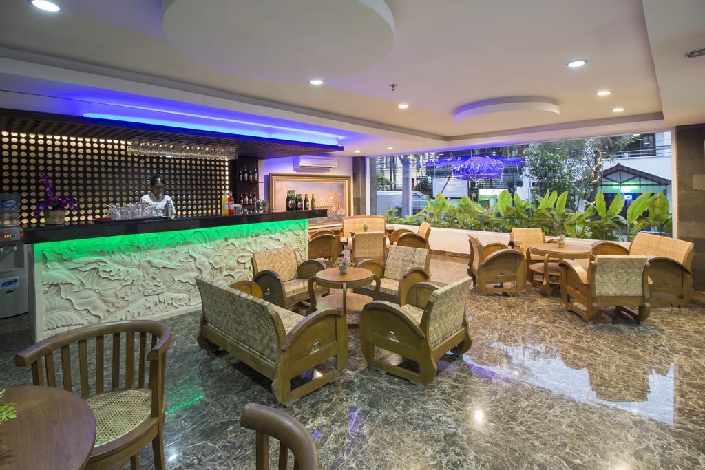 Grand Puri Saron Yogyakarta Hotel Buitenkant foto