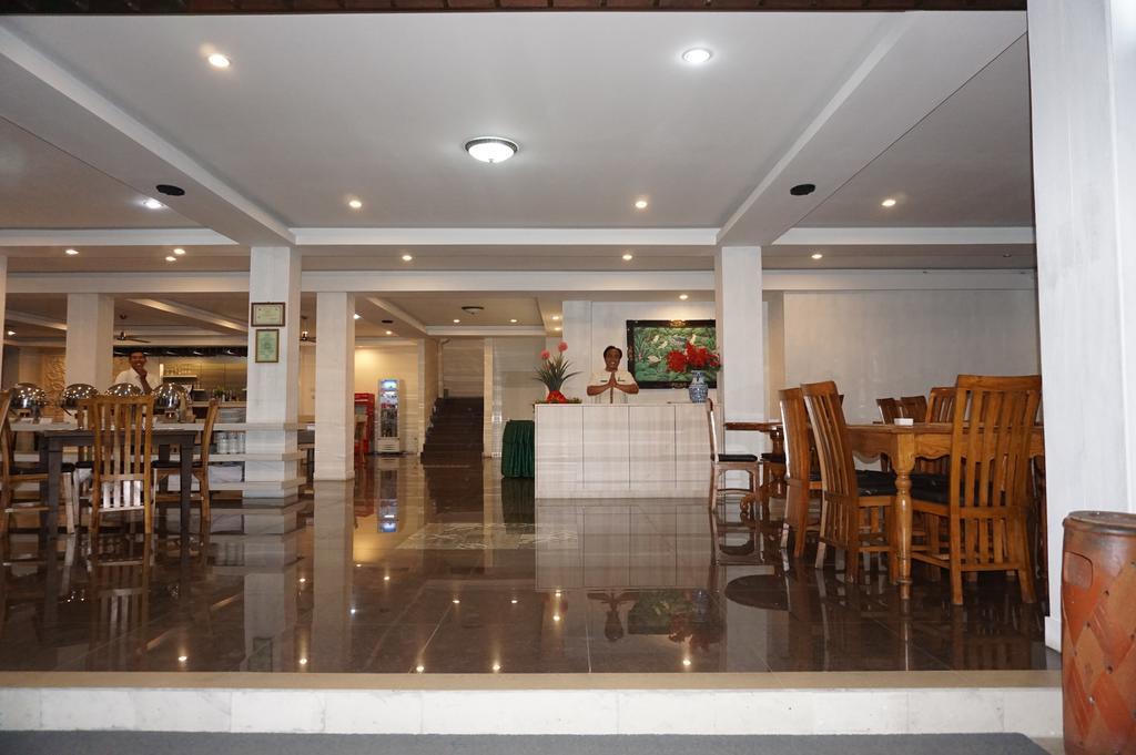 Grand Puri Saron Yogyakarta Hotel Buitenkant foto