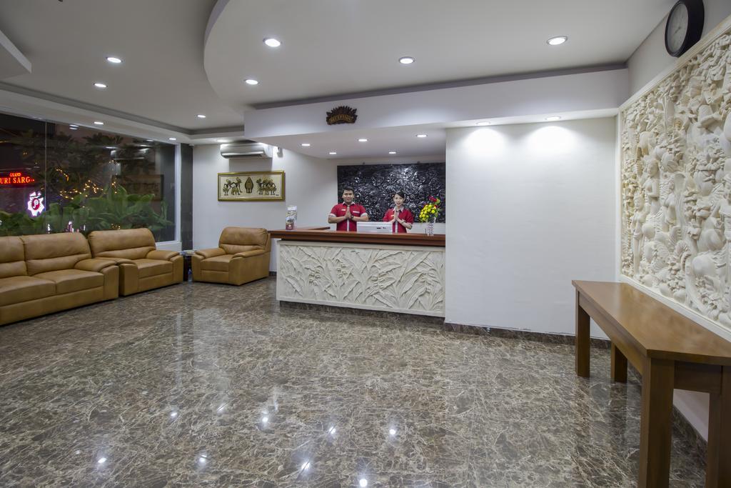 Grand Puri Saron Yogyakarta Hotel Buitenkant foto