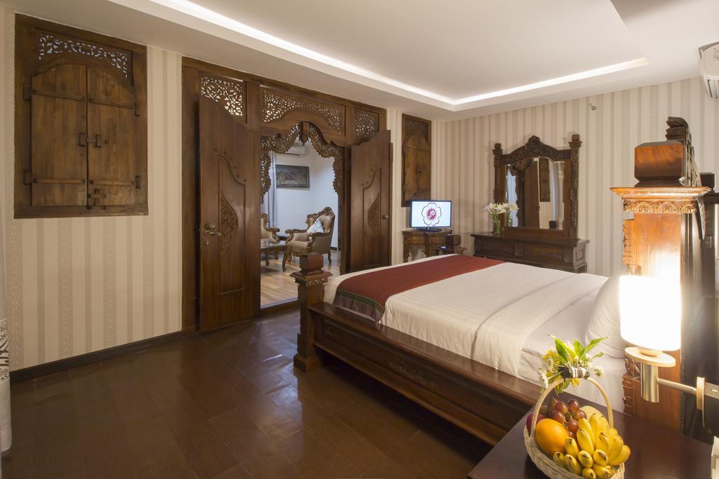 Grand Puri Saron Yogyakarta Hotel Buitenkant foto