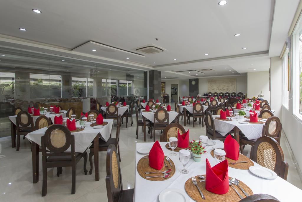 Grand Puri Saron Yogyakarta Hotel Buitenkant foto