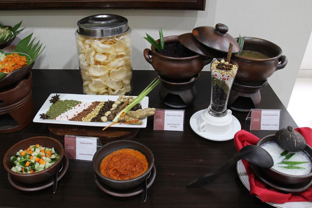 Grand Puri Saron Yogyakarta Hotel Buitenkant foto