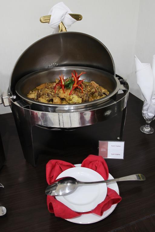 Grand Puri Saron Yogyakarta Hotel Buitenkant foto