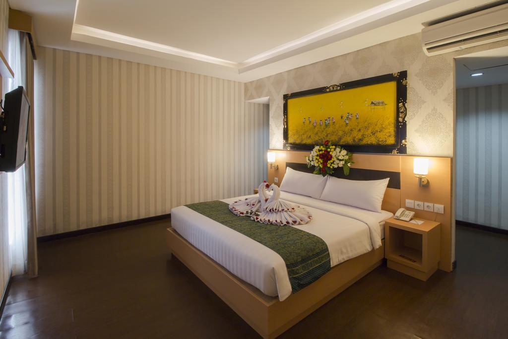 Grand Puri Saron Yogyakarta Hotel Buitenkant foto