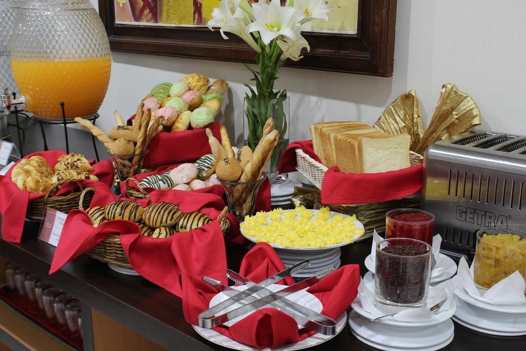 Grand Puri Saron Yogyakarta Hotel Buitenkant foto