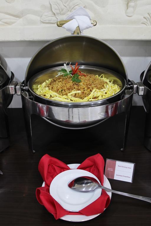 Grand Puri Saron Yogyakarta Hotel Buitenkant foto