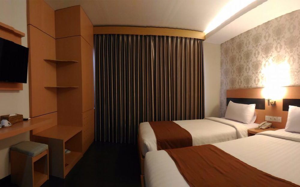 Grand Puri Saron Yogyakarta Hotel Buitenkant foto