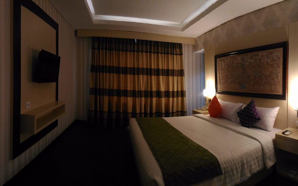 Grand Puri Saron Yogyakarta Hotel Buitenkant foto