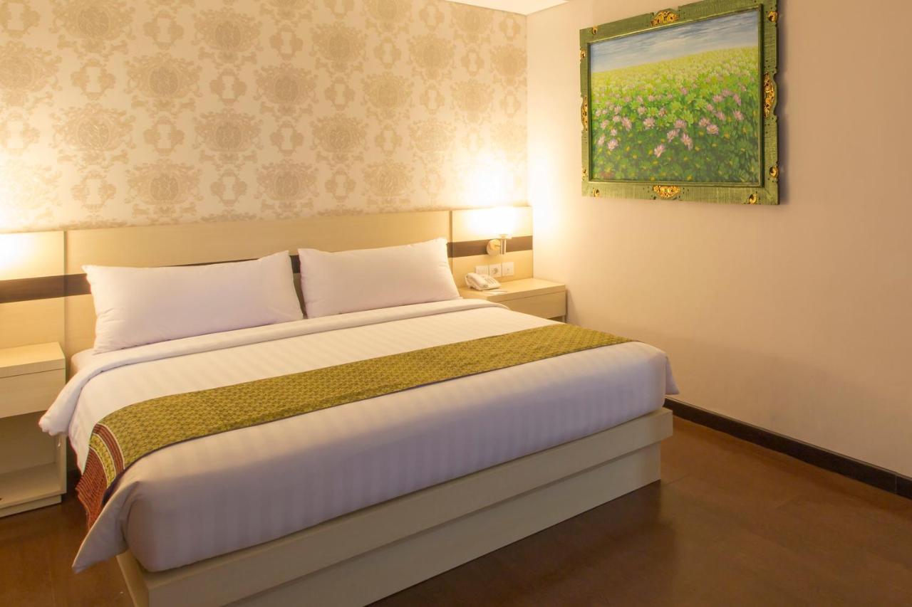 Grand Puri Saron Yogyakarta Hotel Buitenkant foto